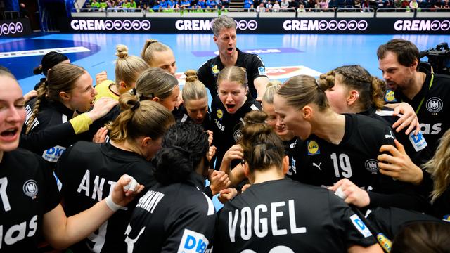 Die Handball-Mannschaft von Deutschland steht zusammen.