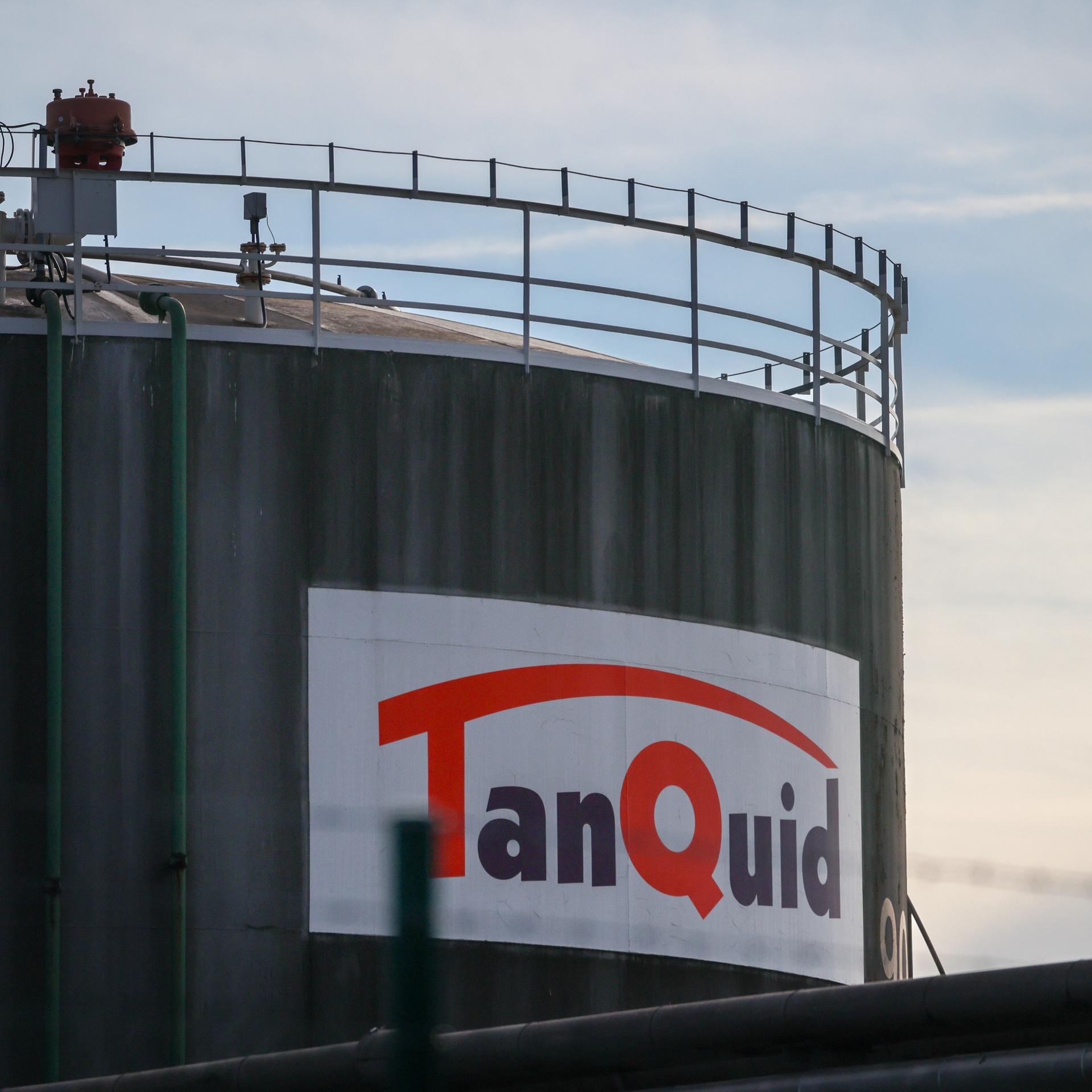 Ein Tank mit dem Schriftzug der Firma TanQuid im Duisburger Hafen. 