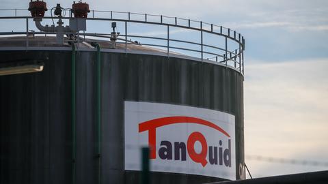 Ein Tank mit dem Schriftzug der Firma TanQuid im Duisburger Hafen. 