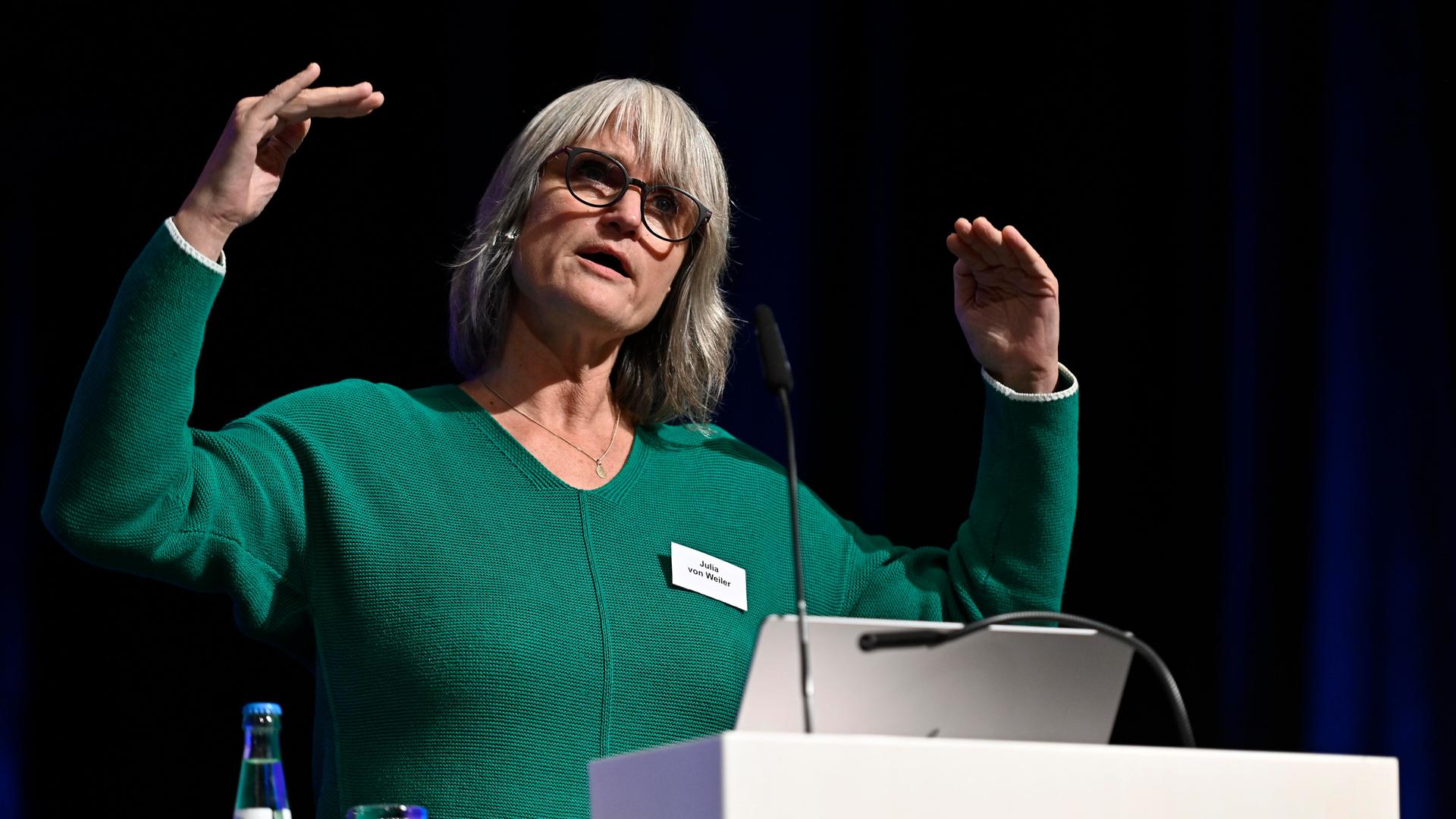 Julia von Weiler, Diplom-Psychologin und zertifizierte Mediatorin, spricht während der 5. Tagung der 13. Synode der Evangelischen Kirche in Deutschland (EKD) in Würzburg (Foto vom 11.11.2024). Julia von Weiler, Diplom-Psychologin und zertifizierte Mediatorin, spricht während der 5. Tagung der 13. Synode der Evangelischen Kirche in Deutschland (EKD) in Würzburg (Foto vom 11.11.2024).