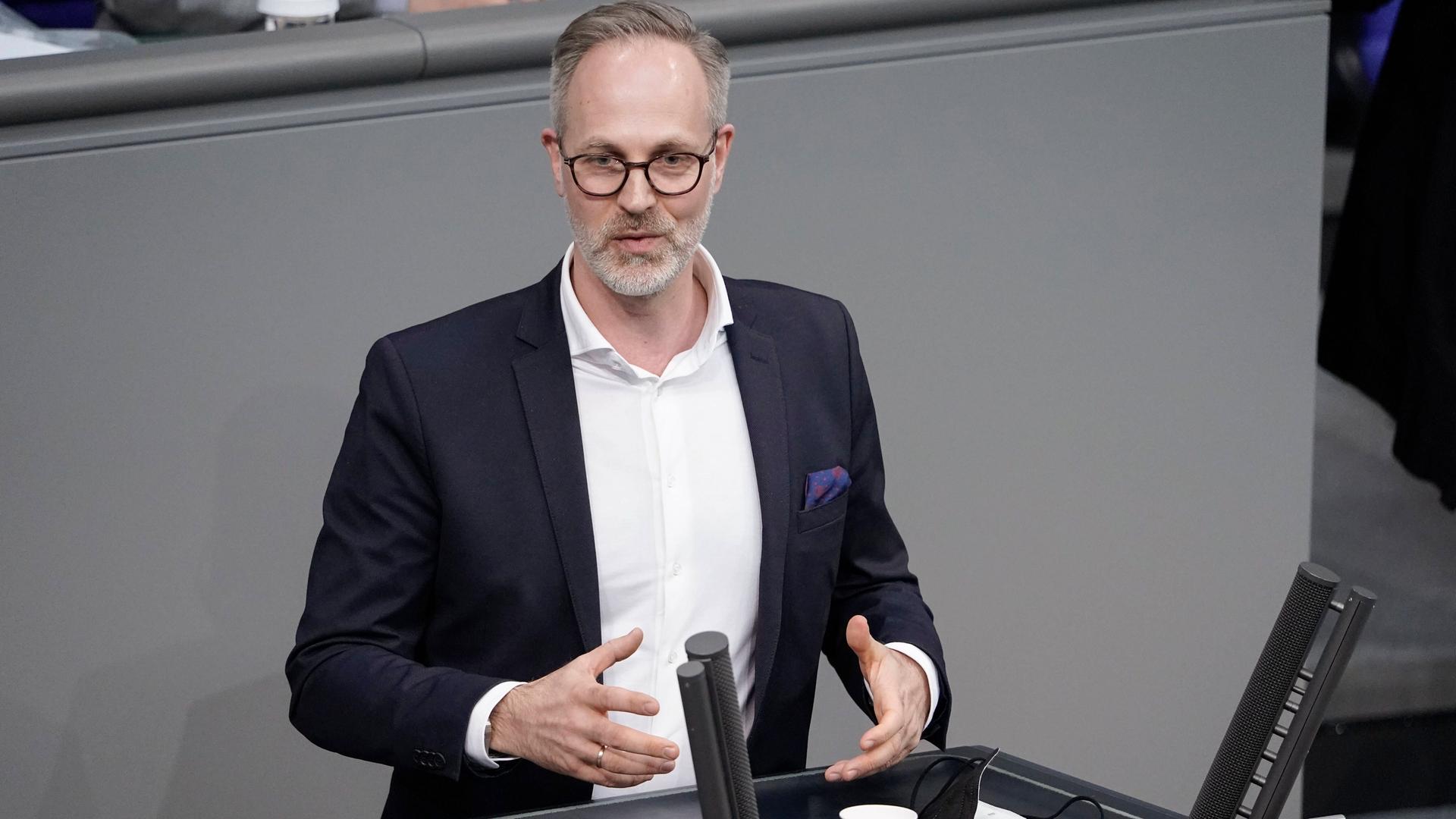 Sebastian Fiedler von der Partei SPD im Portrait steht in Bundestag hinter einem Rednerpult.