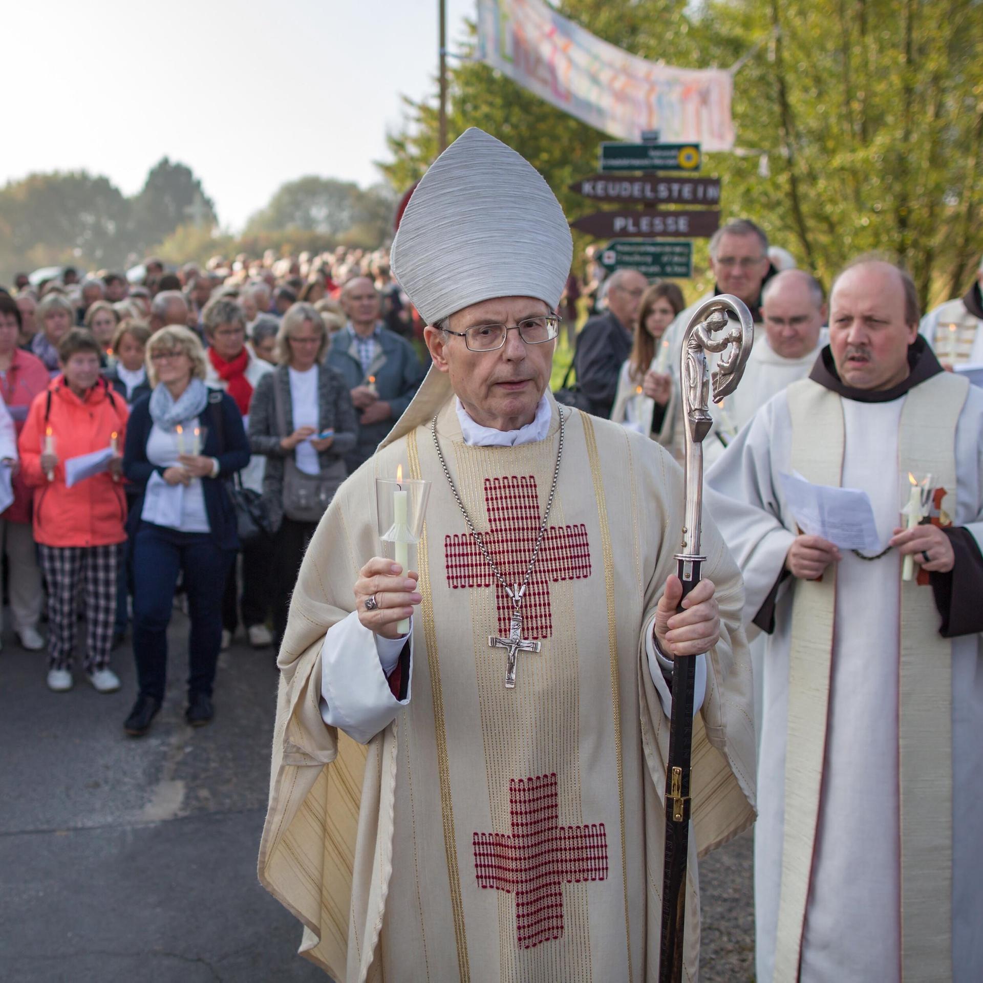 Der Erfurter Altbischof Joachim Wanke (M, vorne) überschreitet am 03.10.2014 bei Döringsdorf (Thüringen) die einstige innerdeutschen Grenze während der "Prozession der Einheit". 