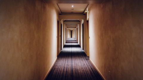 Langer leerer Hotelflur.