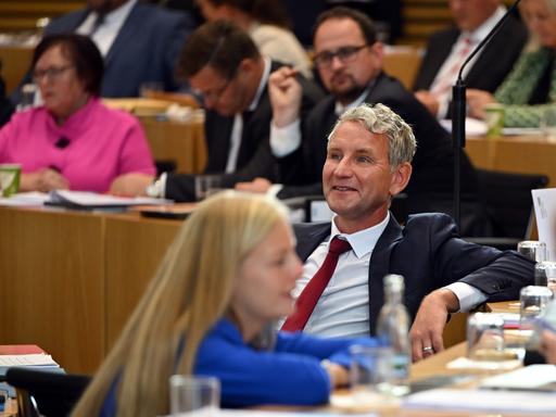 Björn Höcke, Thüringer AfD-Fraktionschef, sitzt während der konstituierenden Sitzung lächelnd im Landtag. 