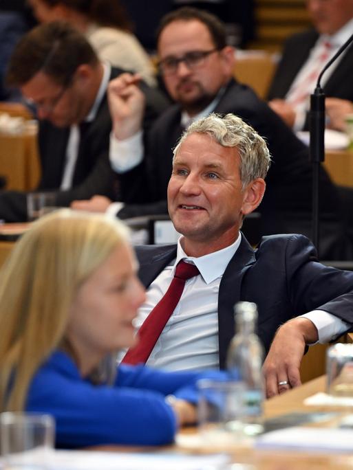 Björn Höcke, Thüringer AfD-Fraktionschef, sitzt während der konstituierenden Sitzung lächelnd im Landtag. 