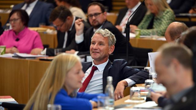 Björn Höcke, Thüringer AfD-Fraktionschef, sitzt während der konstituierenden Sitzung lächelnd im Landtag. 