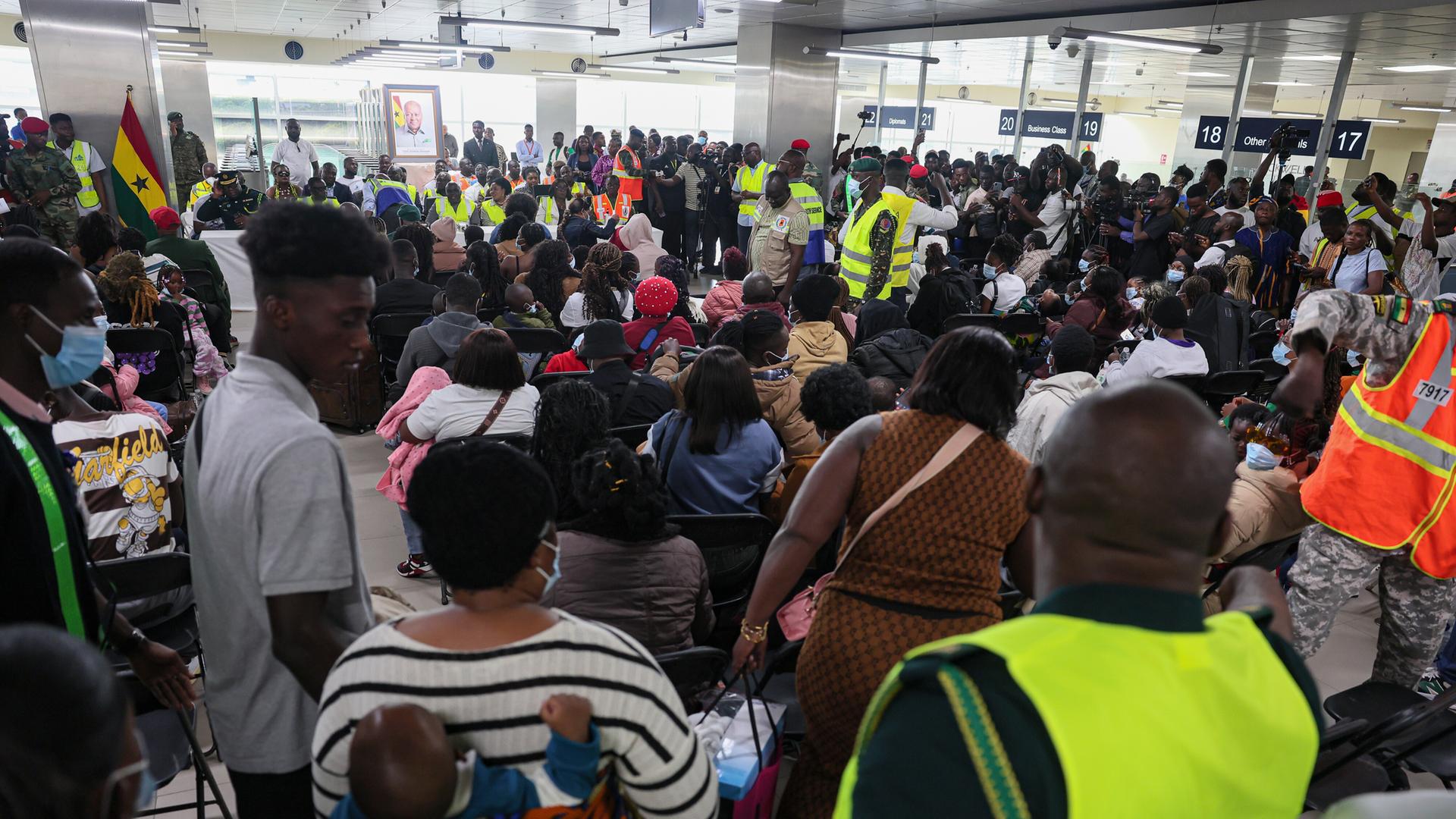 Ghanaische Staatsangehörige warten am Accra International Airport auf ihre Ankunft in Accra, Ghana. Ghanaische Staatsangehörige warten am Accra International Airport auf ihre Ankunft in Accra, Ghana.