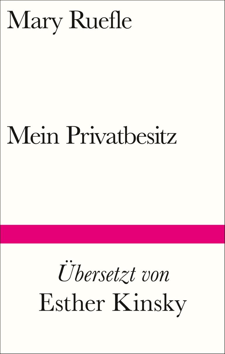 Auf dem weißen Cover des Buchs stehen der Name der Autorin, der Titel und der Name der Übersetzerin. 