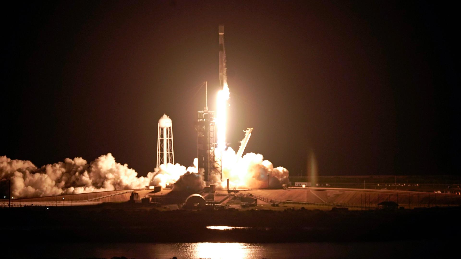 Eine Space X Falcon-Rakete startet in Cape Canaveral im Dunkeln