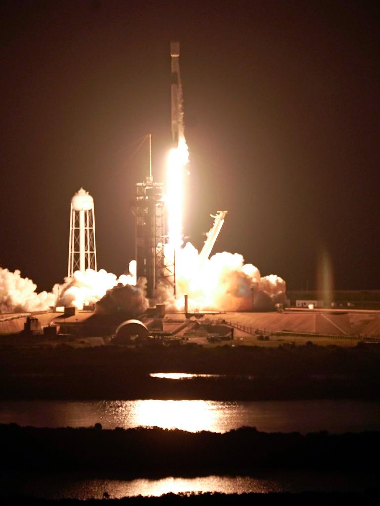 Eine Space X Falcon-Rakete startet in Cape Canaveral im Dunkeln