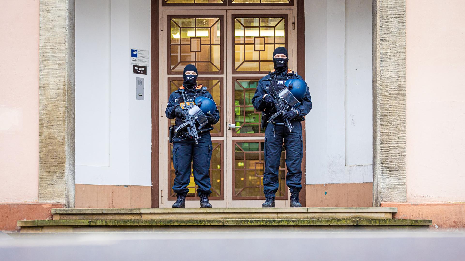 Einsatzkräfte der Polizei stehen vor dem Oberlandesgericht in Celle. Einsatzkräfte der Polizei stehen vor dem Oberlandesgericht in Celle.