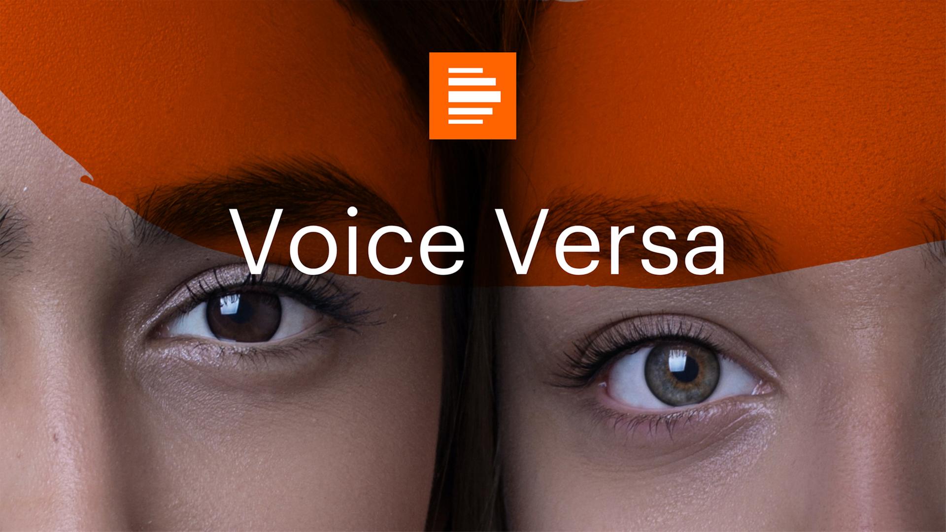 Das Podcast-Logo von "Voice Versa" zeigt zwei Gesichter nebeneinander im Anschnitt, sodass nur jeweils ein Auge zu sehen ist. Im Vordergrund ist ein halbtransparenter Pinselstrich in Orange zu sehen, darüber ist "Voice Versa" zu lesen.