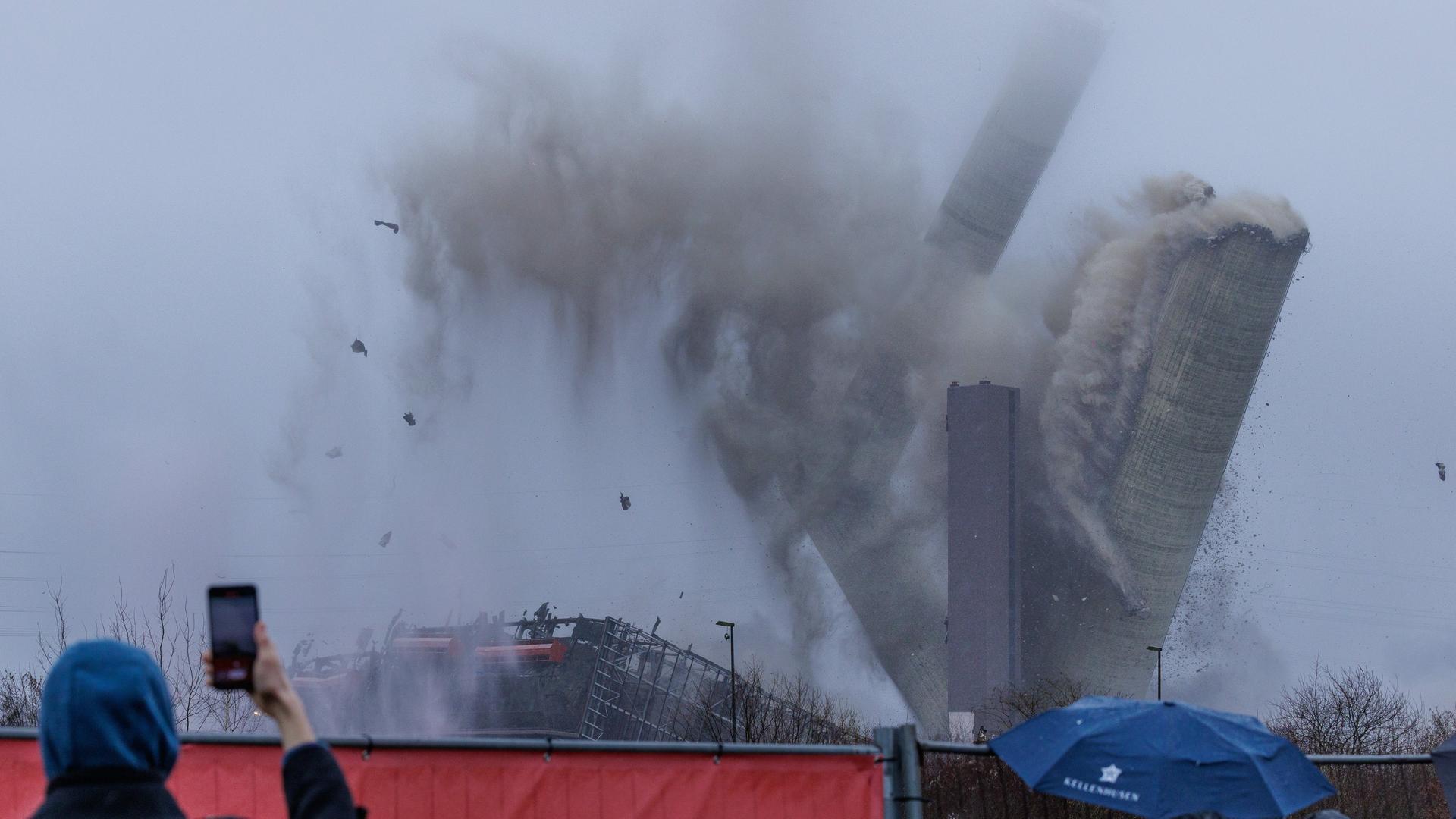 Sprengung des 275 Meter hohen Schornsteins des ehemaligen Steinkohlekraftwerks in Ibbenbüren. Sprengung des 275 Meter hohen Schornsteins des ehemaligen Steinkohlekraftwerks in Ibbenbüren.