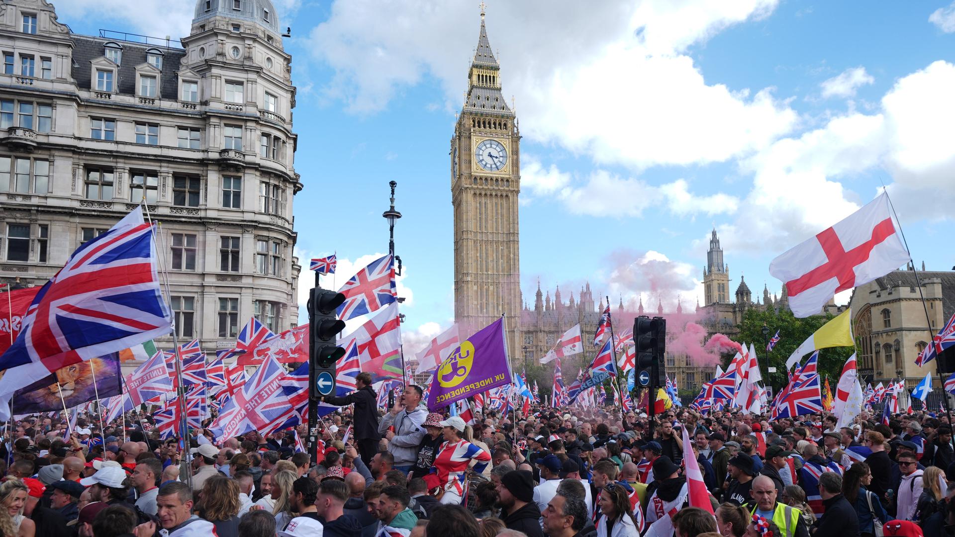 Zahlreiche Menschen nehmen im Zentrum Londons an einer Kundgebung gegen Einwanderung teil. 