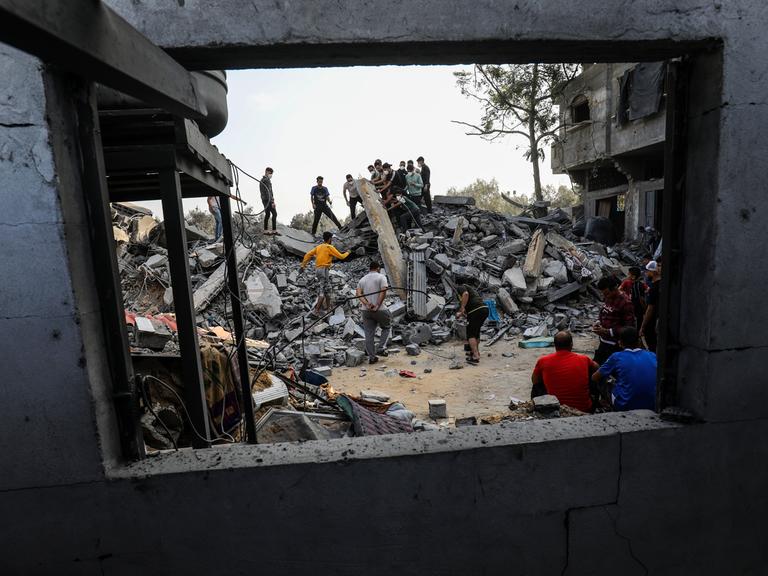 Zivilschutzteams und Anwohner starten eine Such- und Rettungsaktion rund um ein Haus das nach israelischen Angriffen auf den Gazastreifen zerstört wurde. 