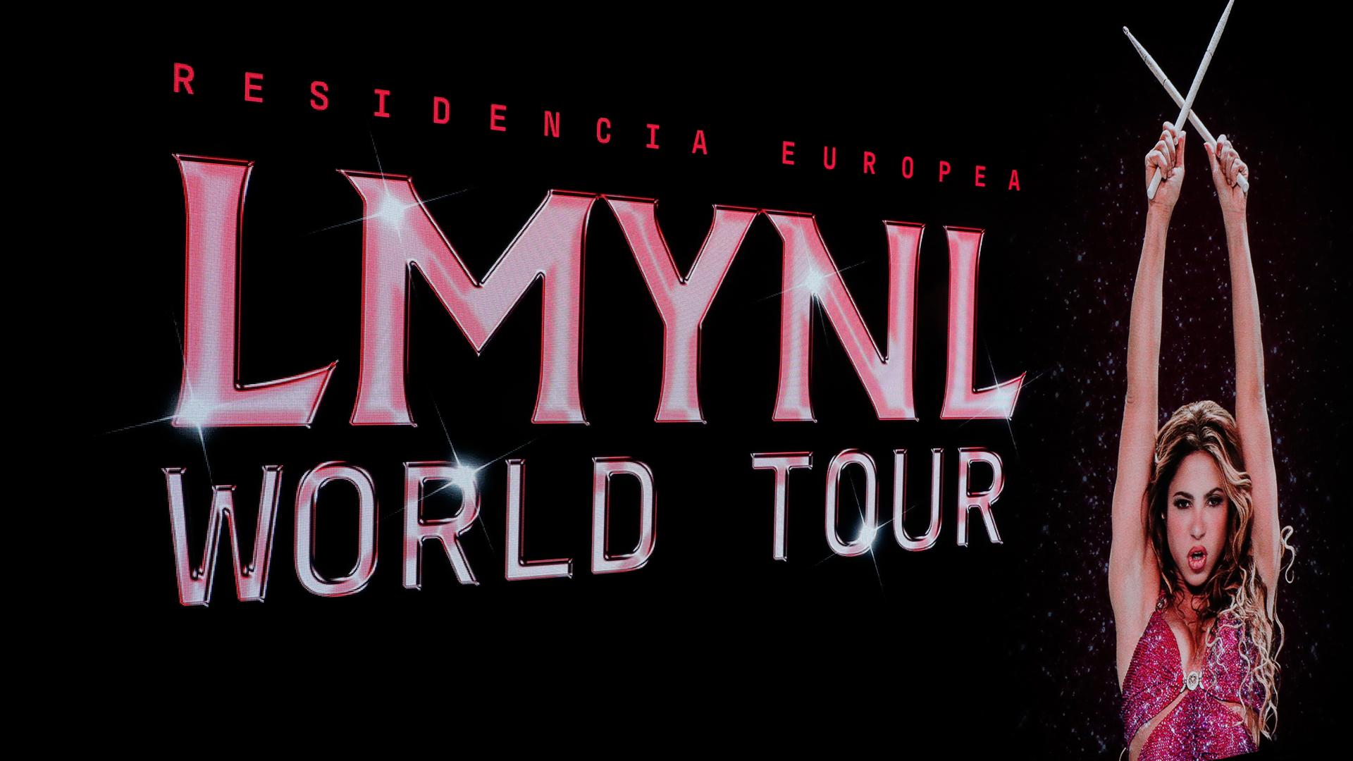 Eine große LED-Anzeige mit der Ankündigung der Welt-Tournee von Shakira mit der Aufschrift 'LMYNL World Tour' (Las Mujeres Ya No Lloran World Tour) Eine große LED-Anzeige mit der Ankündigung der Welt-Tournee von Shakira mit der Aufschrift 'LMYNL World Tour' (Las Mujeres Ya No Lloran World Tour)