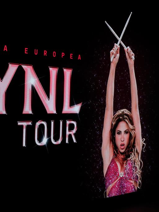Eine große LED-Anzeige mit der Ankündigung der Welt-Tournee von Shakira mit der Aufschrift 'LMYNL World Tour' (Las Mujeres Ya No Lloran World Tour) Eine große LED-Anzeige mit der Ankündigung der Welt-Tournee von Shakira mit der Aufschrift 'LMYNL World Tour' (Las Mujeres Ya No Lloran World Tour)