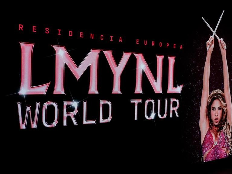 Eine große LED-Anzeige mit der Ankündigung der Welt-Tournee von Shakira mit der Aufschrift 'LMYNL World Tour' (Las Mujeres Ya No Lloran World Tour) Eine große LED-Anzeige mit der Ankündigung der Welt-Tournee von Shakira mit der Aufschrift 'LMYNL World Tour' (Las Mujeres Ya No Lloran World Tour)