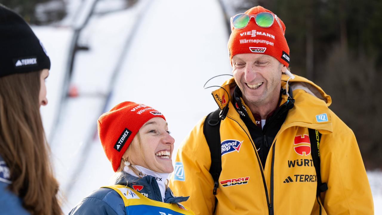Katharina Schmid (Deutschland) lacht mit Heinz Kuttin (Deutschland, DSV Bundestrainer Skisprung).