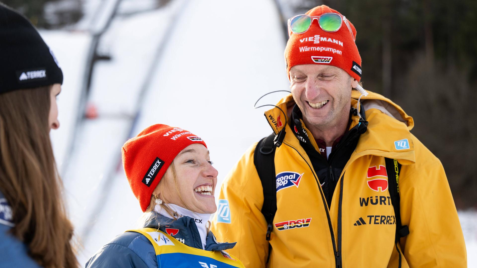 Katharina Schmid (Deutschland) lacht mit Heinz Kuttin (Deutschland, DSV Bundestrainer Skisprung).