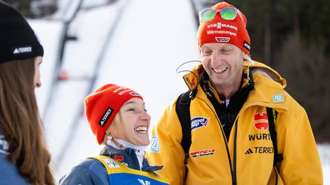 Katharina Schmid (Deutschland) lacht mit Heinz Kuttin (Deutschland, DSV Bundestrainer Skisprung).