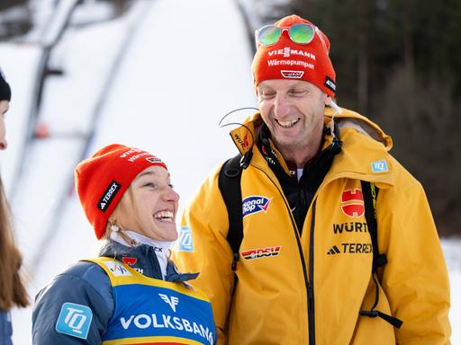 Katharina Schmid (Deutschland) lacht mit Heinz Kuttin (Deutschland, DSV Bundestrainer Skisprung).