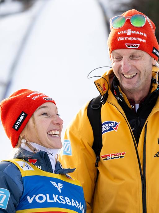 Katharina Schmid (Deutschland) lacht mit Heinz Kuttin (Deutschland, DSV Bundestrainer Skisprung).