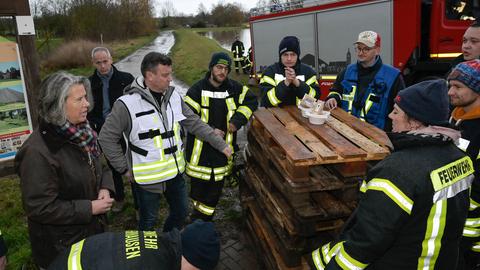Sachsen-Anhalt, Oberröblingen: Tamara Zieschang, Innenministerin von Sachsen-Anhalt, und André Schröder (2.v.l.), Landrat Mansfeld-Südharz, sprechen mit Einsatzkräften der Feuerwehr.