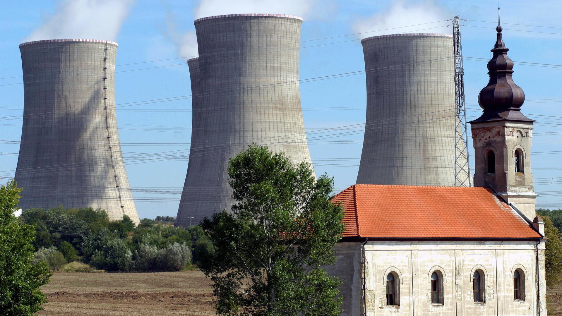 Das Atomkraftwerk Mochovce in der Slowakei, davor steht eine kleine Kirche, 2007.