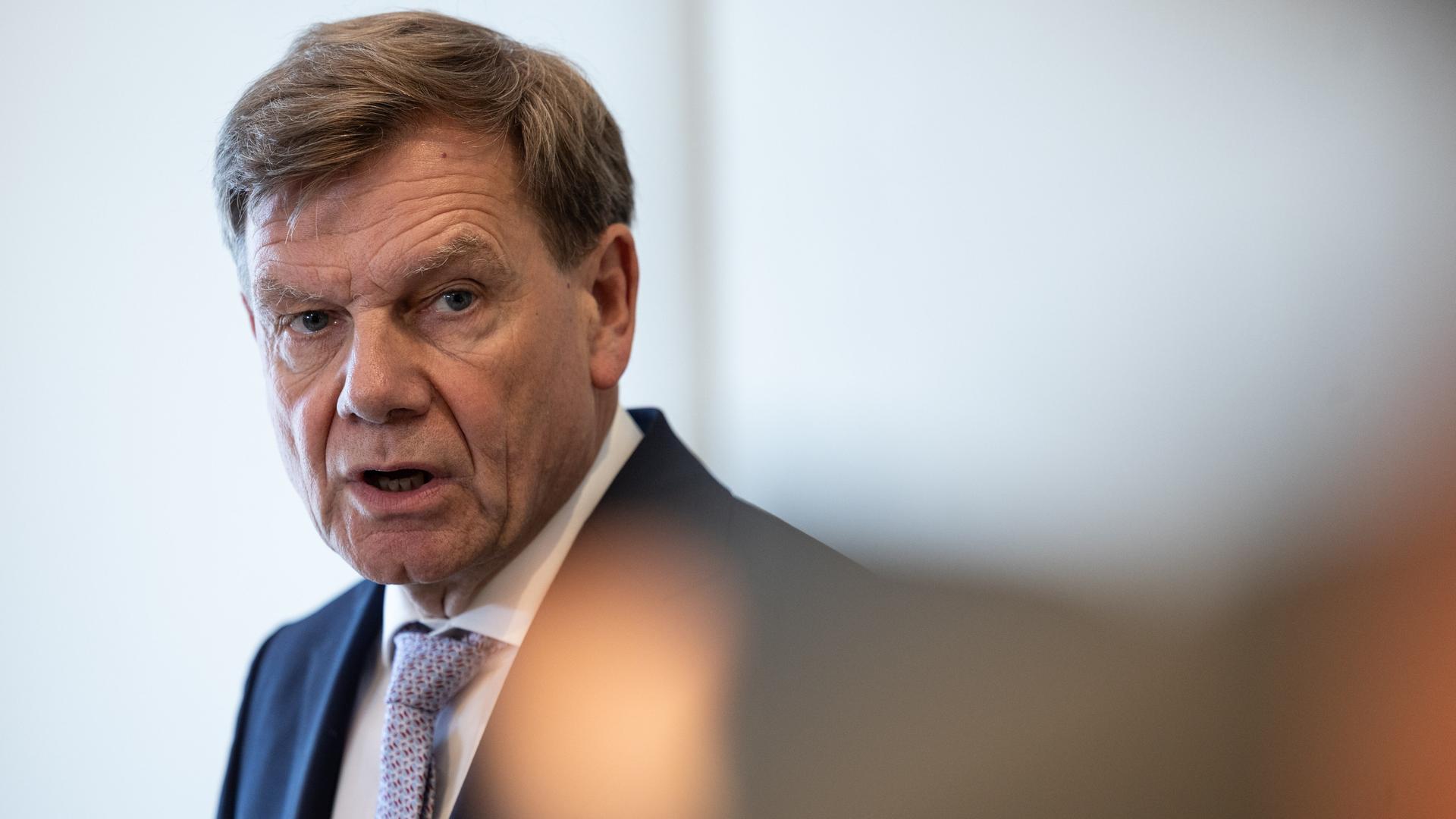 Johann Wadephul (CDU), Außenminister, spricht auf einer Pressekonferenz.  