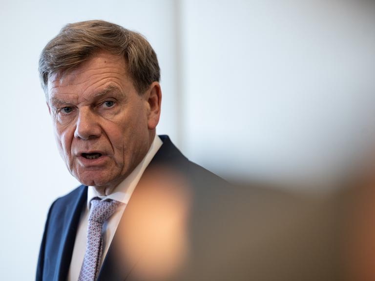 Johann Wadephul (CDU), Außenminister, spricht auf einer Pressekonferenz.  