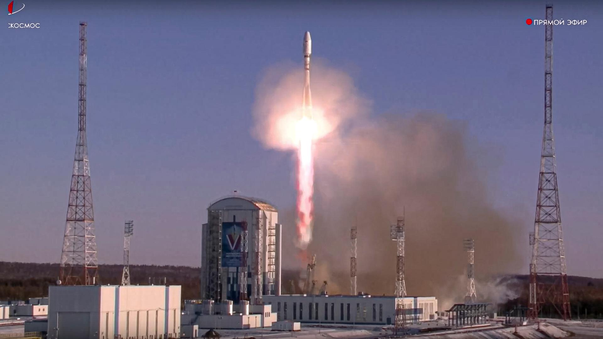 In diesem Bild aus einem von Roskosmos veröffentlichten Live-Video hebt eine Sojus-Rakete von einem Startplatz in Wostotschny im Osten Russlands ab, um Satelliten, darunter zwei vom Iran gebaute, in die Umlaufbahn zu bringen. In diesem Bild aus einem von Roskosmos veröffentlichten Live-Video hebt eine Sojus-Rakete von einem Startplatz in Wostotschny im Osten Russlands ab, um Satelliten, darunter zwei vom Iran gebaute, in die Umlaufbahn zu bringen.