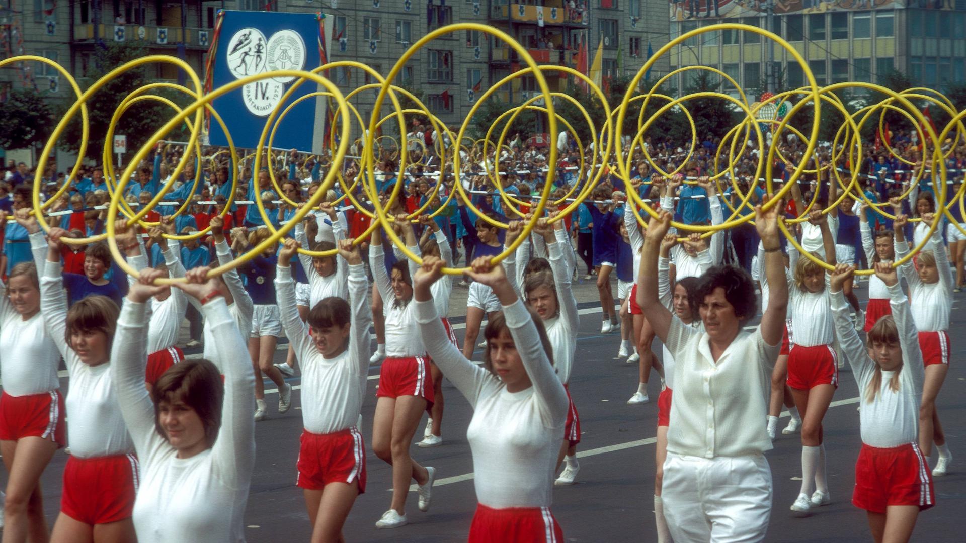 Teilnehmerinnen der rhythmischen Sportgymnastik anlässlich der "Weltfestspiele der Jugend" in Ost-Berlin, DDR 1973. Teilnehmerinnen der rhythmischen Sportgymnastik anlässlich der "Weltfestspiele der Jugend" in Ost-Berlin, DDR 1973.
