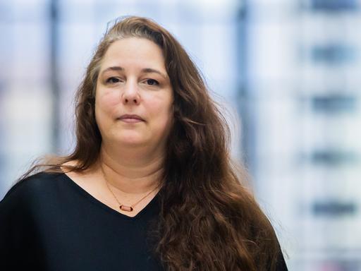 Die Künstlerin und Aktivistin Tania Bruguera steht bei einem Pressetermin zu ihrer Performance „Where Your Ideas Become Civic Actions“ im Hamburger Bahnhof in Berlin.