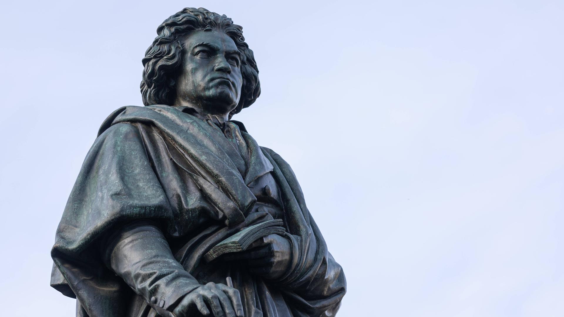Das Beethoven-Denkmal in Bonn vor leicht bewölktem blauen Himmel