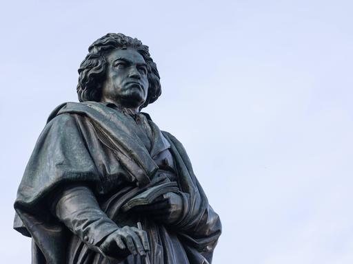 Das Beethoven-Denkmal in Bonn vor leicht bewölktem blauen Himmel