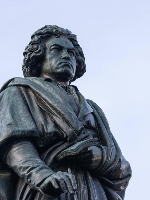 Das Beethoven-Denkmal in Bonn vor leicht bewölktem blauen Himmel