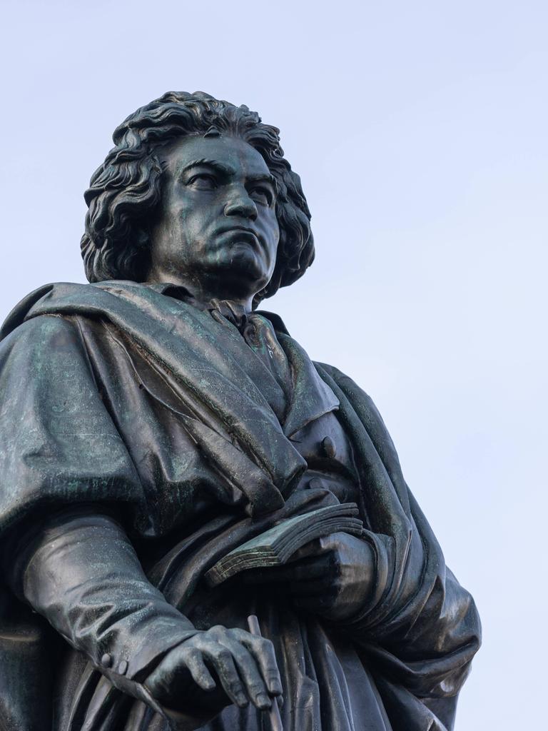 Das Beethoven-Denkmal in Bonn vor leicht bewölktem blauen Himmel