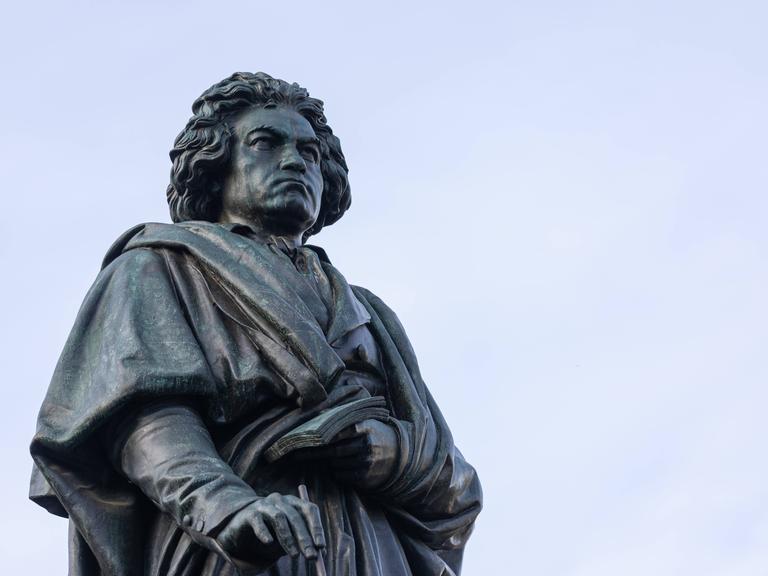 Das Beethoven-Denkmal in Bonn vor leicht bewölktem blauen Himmel