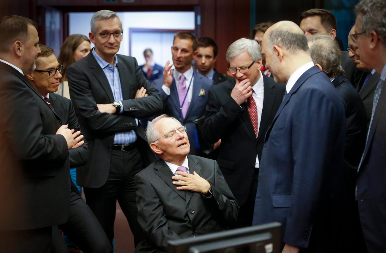 Wolfgang Schäuble ist umringt von den Finanzministern der Euroländer