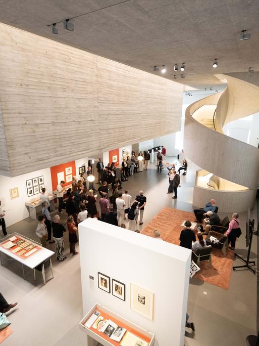 Innenansicht des Archivs der Avantgarden - Egidio Marzona (ADA), zu sehen ein multifunktionaler Raum mit einem scheinbar schwebenden Betonkubus, der eine Forschungsplattform sowie Platz für Ausstellungen bietet.