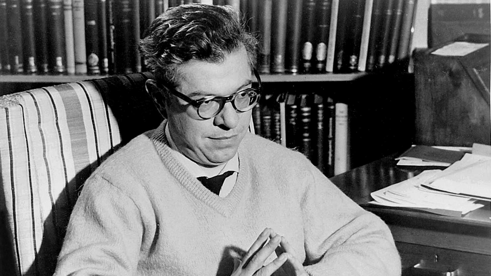 Professor Fred Hoyle, einer der führenden Astronomen, 1963 in London Professor Fred Hoyle, einer der führenden Astronomen, 1963 in London