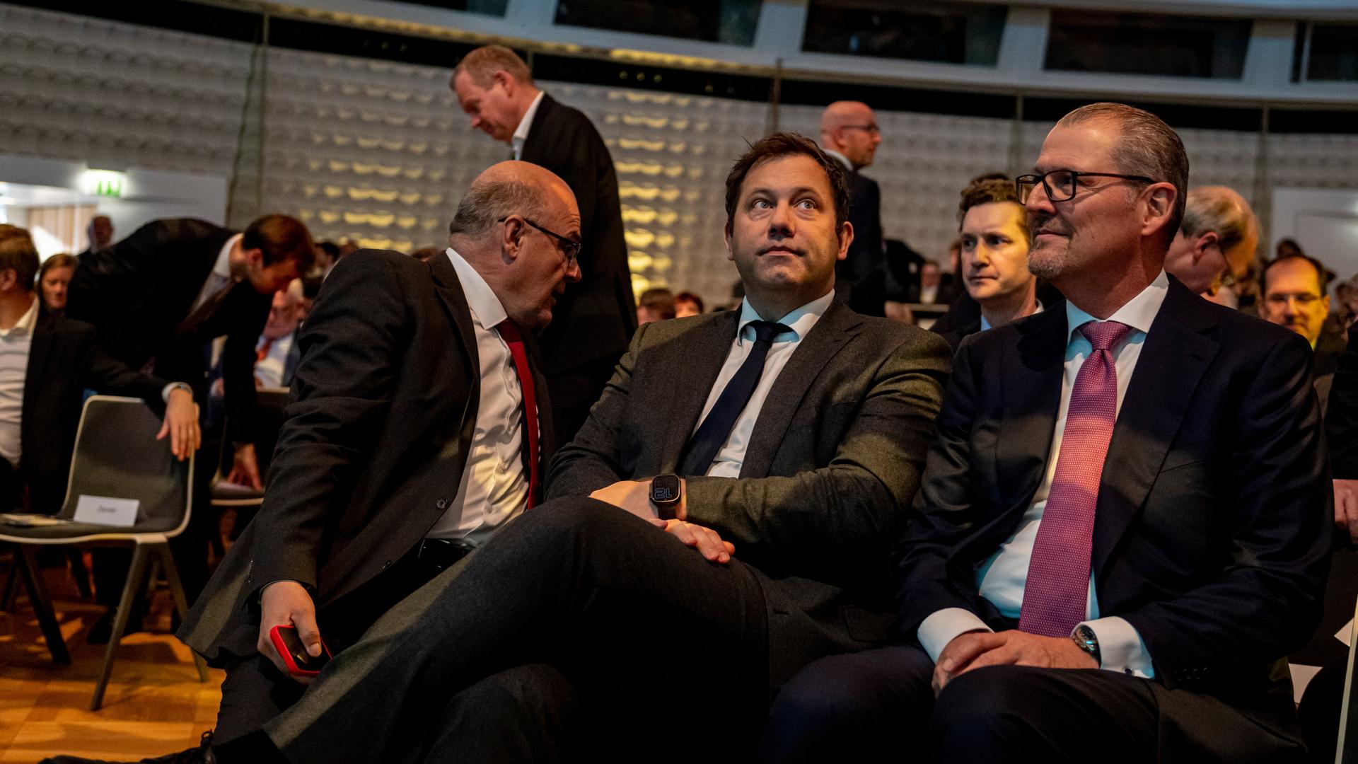  Lars Klingbeil (SPD,M), Bundesminister der Finanzen, sitzt neben Rainer Dulger (r), Arbeitgeberpräsident, beim Arbeitgebertag 2025 vor der Bühne.