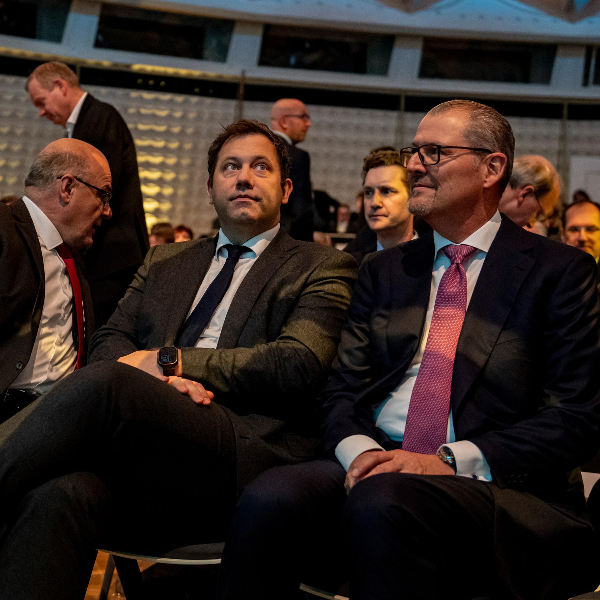  Lars Klingbeil (SPD,M), Bundesminister der Finanzen, sitzt neben Rainer Dulger (r), Arbeitgeberpräsident, beim Arbeitgebertag 2025 vor der Bühne.
