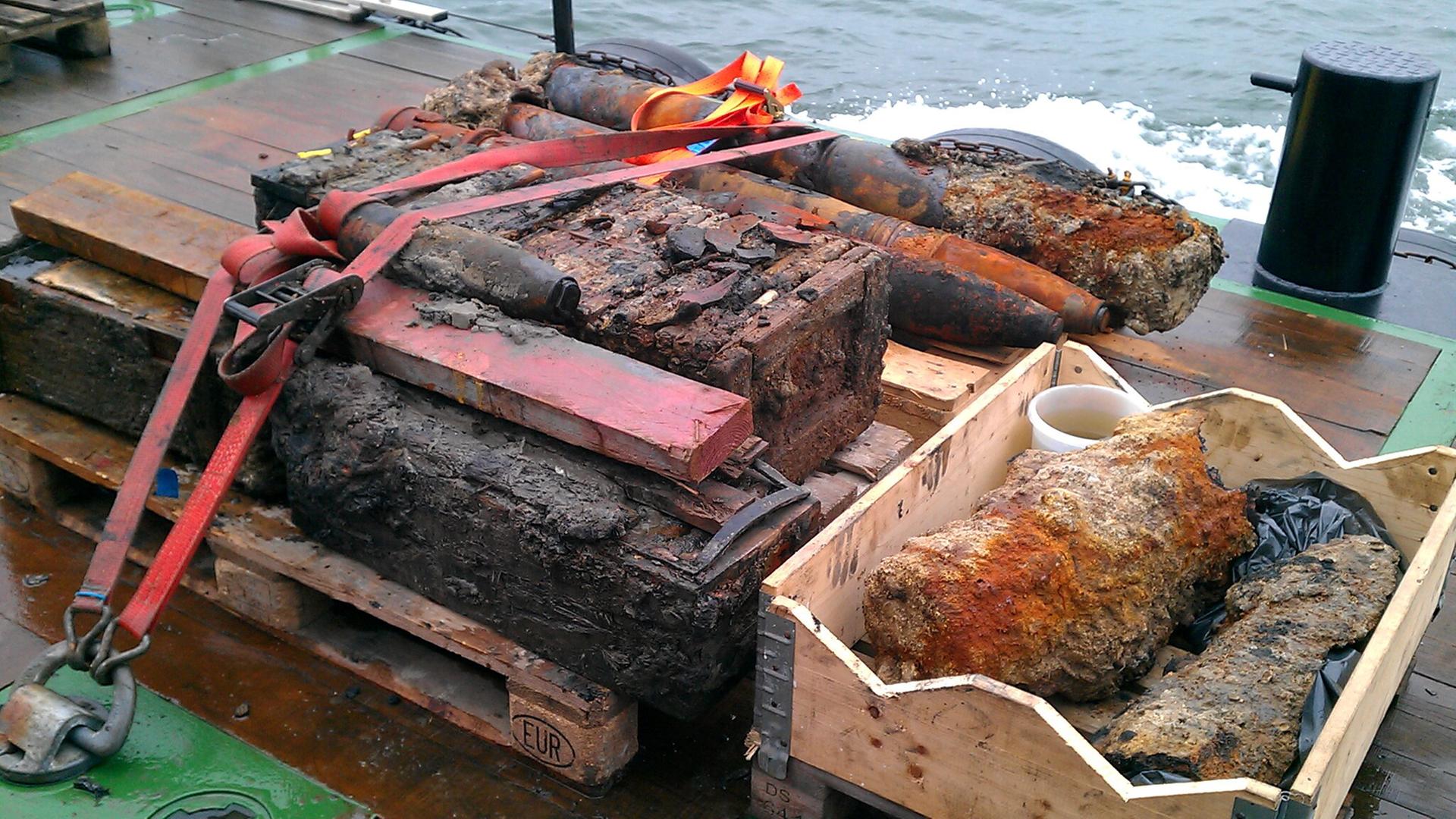 Altmunition liegt auf einem Räumungsschiff, die vor Borkum (Niedersachsen) gefunden wurde. 