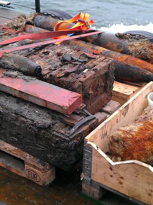 Altmunition liegt auf einem Räumungsschiff, die vor Borkum (Niedersachsen) gefunden wurde. 