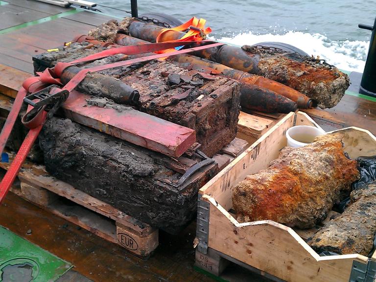Altmunition liegt auf einem Räumungsschiff, die vor Borkum (Niedersachsen) gefunden wurde. 