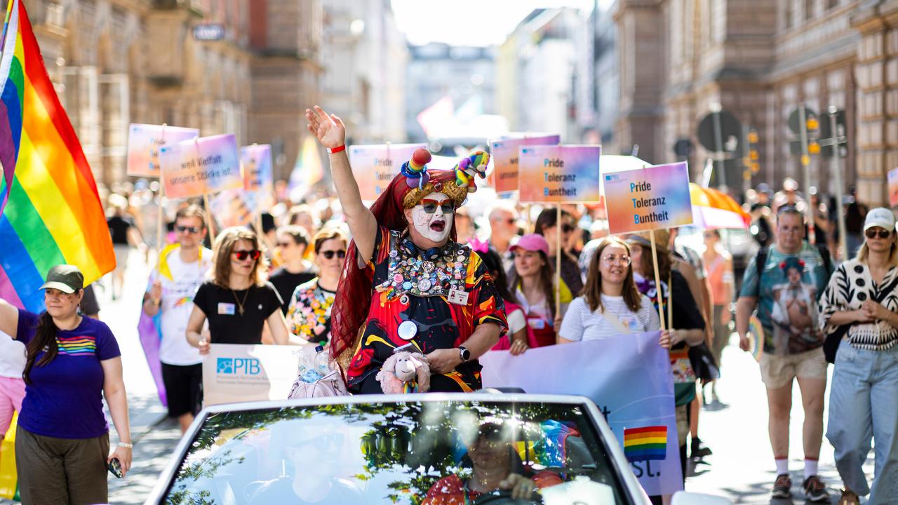 Teilnehmer des Christopher Street Days (CSD) ziehen mit Schildern und Fahnen durch die Innenstadt von Braunschweig.