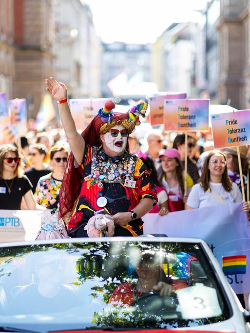 Teilnehmer des Christopher Street Days (CSD) ziehen mit Schildern und Fahnen durch die Innenstadt von Braunschweig.