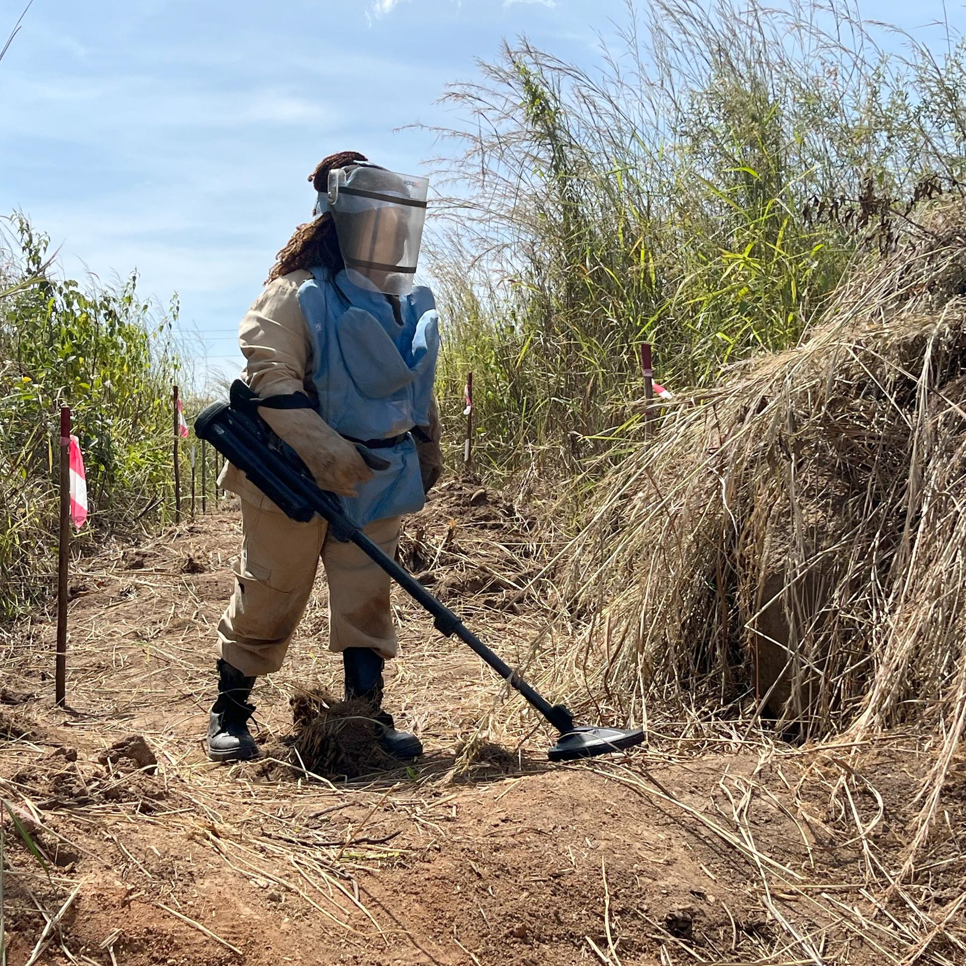 Eine Minenräumerin der belgischen Organisation Apopo sucht einen Weg in Angola nach Landminen ab. 